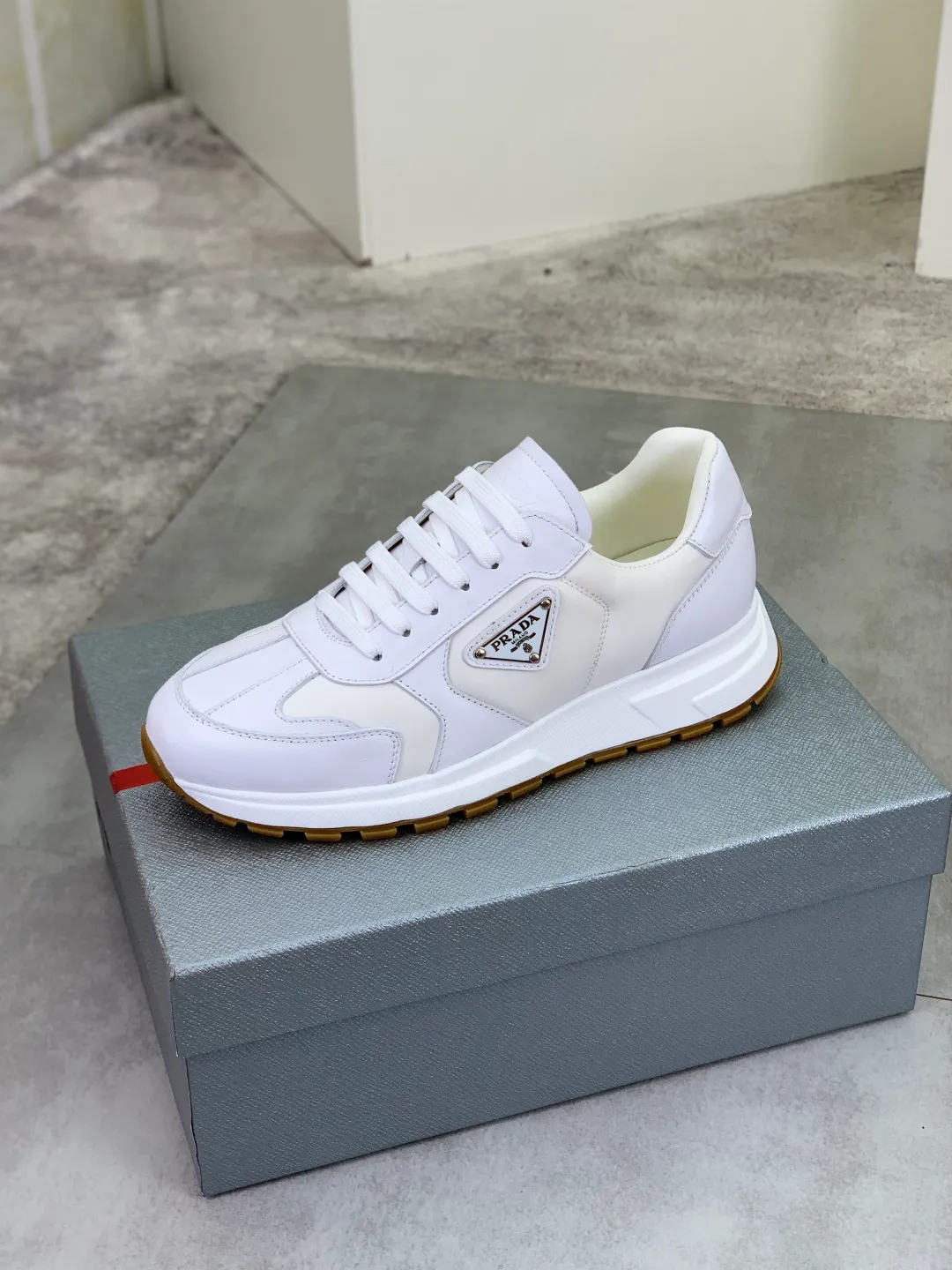 Men's men's shoes 💰P560 💰 [New style] popular models on the official website, 🆘 Trendy brand (Prada) mainly promotes popular models, avant-garde and versatile fashionable men's shoes private version mold opening, cowhide surface splicing 1:1.. Fashionable and simple, original imported cowhide lining cowhide feet; the atmosphere and personality are more fashionable, eye-catching and pursuing class. It will subvert the old idea and be a must-have for fashion trendsetters with you! Must keep it! Tall and comfortable, large and low, high-end quality workmanship. Size: 38-44 3️⃣colors available.